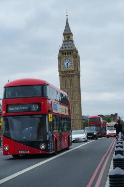 30 Mayıs 2023 Bulutlu bir günde Londra 'nın kalabalık şehir ve yolunun alçak açılı görüntüsü.