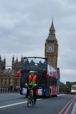 30 Mayıs 2023 Bulutlu bir günde Londra 'nın kalabalık şehir ve yolunun alçak açılı görüntüsü.