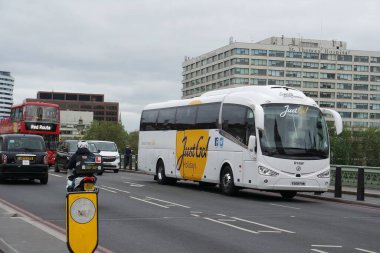 30 Mayıs 2023 Bulutlu bir günde Londra 'nın kalabalık şehir ve yolunun alçak açılı görüntüsü.
