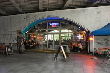 30 Mayıs 2023 Bulutlu bir günde Londra 'nın kalabalık şehir ve yolunun alçak açılı görüntüsü.