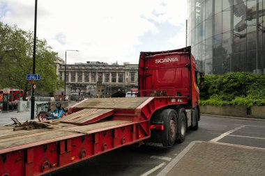 30 Mayıs 2023 Bulutlu bir günde Londra 'nın kalabalık şehir ve yolunun alçak açılı görüntüsü.