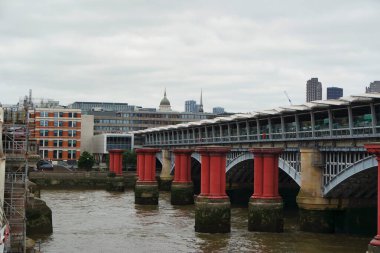 30 Mayıs 2023 Bulutlu bir günde Londra 'nın kalabalık şehir ve yolunun alçak açılı görüntüsü.