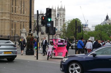 30 Mayıs 2023 Bulutlu bir günde Londra 'nın kalabalık şehir ve yolunun alçak açılı görüntüsü.