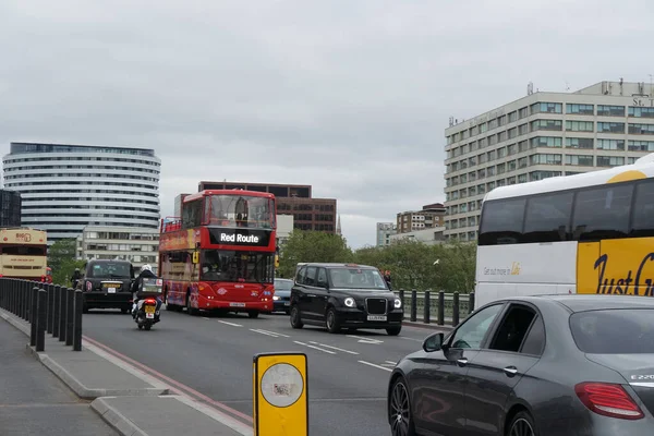 Vista Baixo Ângulo Movimentada Cidade Central Londres Estrada Com Pessoas — Fotografia de Stock