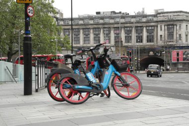 30 Mayıs 2023 Bulutlu bir günde Londra 'nın kalabalık şehir ve yolunun alçak açılı görüntüsü.