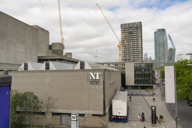 30 Mayıs 2023 Bulutlu bir günde Londra 'nın kalabalık şehir ve yolunun alçak açılı görüntüsü.