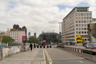 30 Mayıs 2023 Bulutlu bir günde Londra 'nın kalabalık şehir ve yolunun alçak açılı görüntüsü.