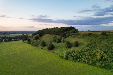 Günbatımından hemen önce İngiliz kırsalının yüksek açılı manzarası. Görüntüler 24 Haziran 2023 'te İngiltere' nin Bedfordshire kentindeki Sharpenhoe Clappers Luton 'da Drone' un Kamerası ile çekildi..