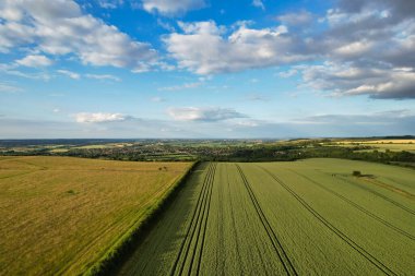 Günbatımından hemen önce İngiliz kırsalının yüksek açılı manzarası. Görüntüler 24 Haziran 2023 'te İngiltere' nin Bedfordshire kentindeki Sharpenhoe Clappers Luton 'da Drone' un Kamerası ile çekildi..