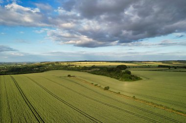 Günbatımından hemen önce İngiliz kırsalının yüksek açılı manzarası. Görüntüler 24 Haziran 2023 'te İngiltere' nin Bedfordshire kentindeki Sharpenhoe Clappers Luton 'da Drone' un Kamerası ile çekildi..