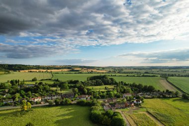 Günbatımından hemen önce İngiliz kırsalının yüksek açılı manzarası. Görüntüler 24 Haziran 2023 'te İngiltere' nin Bedfordshire kentindeki Sharpenhoe Clappers Luton 'da Drone' un Kamerası ile çekildi..