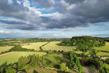 Günbatımından hemen önce İngiliz kırsalının yüksek açılı manzarası. Görüntüler 24 Haziran 2023 'te İngiltere' nin Bedfordshire kentindeki Sharpenhoe Clappers Luton 'da Drone' un Kamerası ile çekildi..