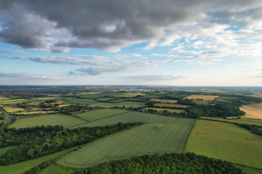 Günbatımından hemen önce İngiliz kırsalının yüksek açılı manzarası. Görüntüler 24 Haziran 2023 'te İngiltere' nin Bedfordshire kentindeki Sharpenhoe Clappers Luton 'da Drone' un Kamerası ile çekildi..