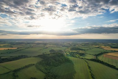 Günbatımından hemen önce İngiliz kırsalının yüksek açılı manzarası. Görüntüler 24 Haziran 2023 'te İngiltere' nin Bedfordshire kentindeki Sharpenhoe Clappers Luton 'da Drone' un Kamerası ile çekildi..