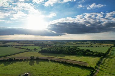 Günbatımından hemen önce İngiliz kırsalının yüksek açılı manzarası. Görüntüler 24 Haziran 2023 'te İngiltere' nin Bedfordshire kentindeki Sharpenhoe Clappers Luton 'da Drone' un Kamerası ile çekildi..