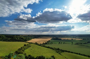 Günbatımından hemen önce İngiliz kırsalının yüksek açılı manzarası. Görüntüler 24 Haziran 2023 'te İngiltere' nin Bedfordshire kentindeki Sharpenhoe Clappers Luton 'da Drone' un Kamerası ile çekildi..