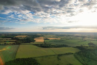 Günbatımından hemen önce İngiliz kırsalının yüksek açılı manzarası. Görüntüler 24 Haziran 2023 'te İngiltere' nin Bedfordshire kentindeki Sharpenhoe Clappers Luton 'da Drone' un Kamerası ile çekildi..