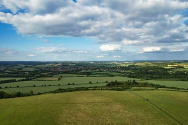 Günbatımından hemen önce İngiliz kırsalının yüksek açılı manzarası. Görüntüler 24 Haziran 2023 'te İngiltere' nin Bedfordshire kentindeki Sharpenhoe Clappers Luton 'da Drone' un Kamerası ile çekildi..