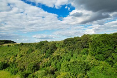 Günbatımından hemen önce İngiliz kırsalının yüksek açılı manzarası. Görüntüler 24 Haziran 2023 'te İngiltere' nin Bedfordshire kentindeki Sharpenhoe Clappers Luton 'da Drone' un Kamerası ile çekildi..