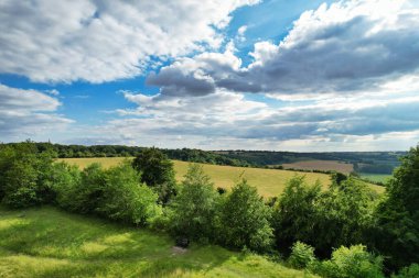 Güzel Gün Batımında İngiliz Kırsalının Yüksek Açı Manzarası. Görüntüler 24 Haziran 2023 'te İngiltere' nin Bedfordshire kentindeki Sharpenhoe Clappers Luton 'da çekildi.