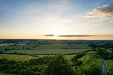 Güzel Gün Batımında İngiliz Kırsalının Yüksek Açı Manzarası. Görüntüler 24 Haziran 2023 'te İngiltere' nin Bedfordshire kentindeki Sharpenhoe Clappers Luton 'da çekildi.