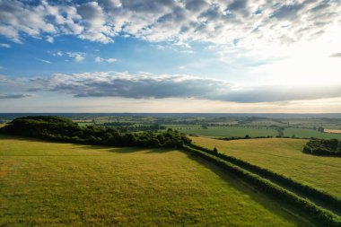 Güzel Gün Batımında İngiliz Kırsalının Yüksek Açı Manzarası. Görüntüler 24 Haziran 2023 'te İngiltere' nin Bedfordshire kentindeki Sharpenhoe Clappers Luton 'da çekildi.