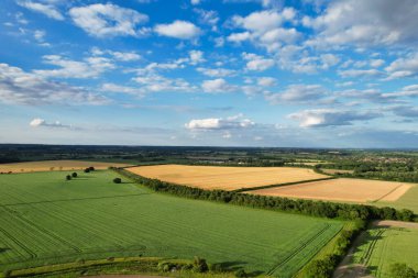 Güzel Gün Batımında İngiliz Kırsalının Yüksek Açı Manzarası. Görüntüler 24 Haziran 2023 'te İngiltere' nin Bedfordshire kentindeki Sharpenhoe Clappers Luton 'da çekildi.