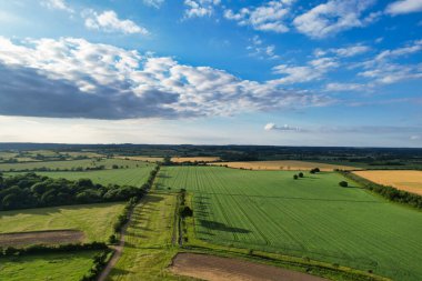 Güzel Gün Batımında İngiliz Kırsalının Yüksek Açı Manzarası. Görüntüler 24 Haziran 2023 'te İngiltere' nin Bedfordshire kentindeki Sharpenhoe Clappers Luton 'da çekildi.