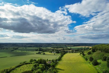 Güzel Gün Batımında İngiliz Kırsalının Yüksek Açı Manzarası. Görüntüler 24 Haziran 2023 'te İngiltere' nin Bedfordshire kentindeki Sharpenhoe Clappers Luton 'da çekildi.