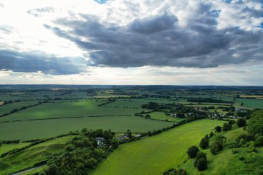 Güzel Gün Batımında İngiliz Kırsalının Yüksek Açı Manzarası. Görüntüler 24 Haziran 2023 'te İngiltere' nin Bedfordshire kentindeki Sharpenhoe Clappers Luton 'da çekildi.