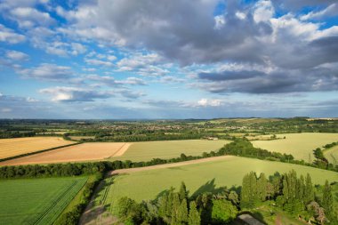 Güzel Gün Batımında İngiliz Kırsalının Yüksek Açı Manzarası. Görüntüler 24 Haziran 2023 'te İngiltere' nin Bedfordshire kentindeki Sharpenhoe Clappers Luton 'da çekildi.
