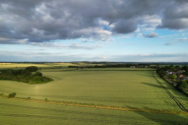 Güzel Gün Batımında İngiliz Kırsalının Yüksek Açı Manzarası. Görüntüler 24 Haziran 2023 'te İngiltere' nin Bedfordshire kentindeki Sharpenhoe Clappers Luton 'da çekildi.