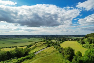 Güzel Gün Batımında İngiliz Kırsalının Yüksek Açı Manzarası. Görüntüler 24 Haziran 2023 'te İngiltere' nin Bedfordshire kentindeki Sharpenhoe Clappers Luton 'da çekildi.