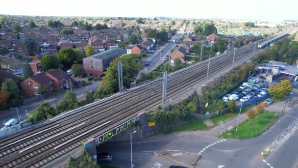编辑英国铁路的轨道通过英格兰 Drone Camera View 2022年6月10日拍摄 — 图库视频影像