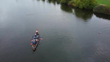 Caldecotte Gölü 'nün Yüksek Açılı Görüntüsü ve Milton Keynes İngiltere' deki Halk Parkı. Görüntüler 21 Eylül 2022 'de Sunset Time' da çekildi.