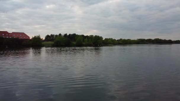 High Angle Filmagem Lago Caldecotte Parque Público Milton Keynes Inglaterra — Vídeo de Stock