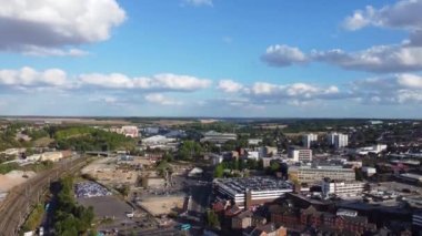 Luton 'un Merkezi Luton ve Alışveriş Merkezi' nde Luton Town Merkezi Luton Şehri 'nde bulunan insanlarla Yavaş Sinema ve Alışveriş Merkezi Birleşik Krallık' ın çok kültürlü ve karışık bir şehridir. Görüntü 30 Ağustos 2022 'de kaydedildi.