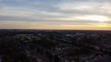 Merkez Luton City 'nin İngiltere' deki görüntüleri. Görüntü, 22 Temmuz 2022 'de İHA' nın Merkez Tren İstasyonu 'ndaki ve şehir merkezindeki Şehir Binaları' ndaki kamerası ile günbatımında çekildi.