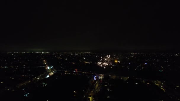 Canlı Havai Fişeklerin Güzel Hava Görüntüsü Gece Yolları Şehir Aydınlandı — Stok video