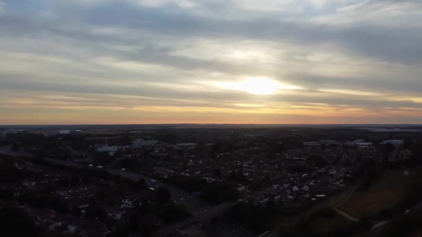 英格兰中卢顿市的影像 影片于2022年7月22日日落时用无人机摄制 摄于中央火车站和市中心的城市大楼上空 — 图库视频影像