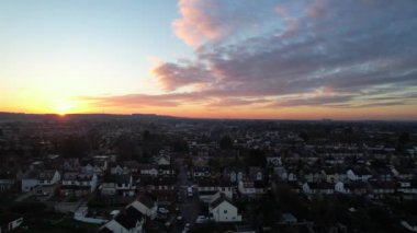 Gün batımında British City 'nin hava görüntüleri. Yüksek Angle Görüntüleri 7 Aralık 2022 'de Luton Town, İngiltere' de insansız hava aracı kamerasıyla çekildi.