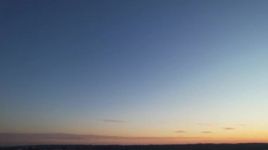 Gün batımında British City 'nin hava görüntüleri. Yüksek Angle Görüntüleri 7 Aralık 2022 'de Luton Town, İngiltere' de insansız hava aracı kamerasıyla çekildi.