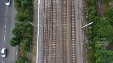İngiltere 'nin Luton şehrinde demiryolu hava görüntüleri 31 Temmuz 2022' de Drone 'un Kamerasıyla çekildi. 