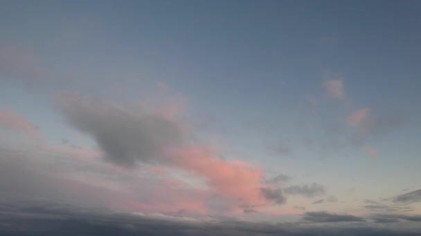 ภาพถ ายทางอากาศ เมฆละครท สวยงามและม นมากท องฟ มและส ทองในช วงพระอาท ตกเหน — วีดีโอสต็อก