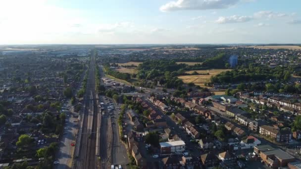 ベッドフォード市の田舎を通過する列車トラックの空中映像 2022年8月8日にドローンのカメラで撮影 — ストック動画