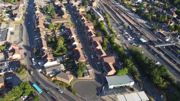 通过贝德福德市郊区的火车轨道的航拍 影片于2022年8月8日由Drone Camera拍摄 — 图库视频影像