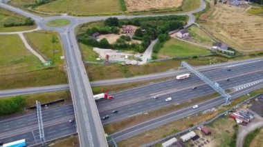 Günbatımında İngiltere 'nin Luton şehrinin 11A kavşağındaki İngiliz Otoyolları ve Trafik Hava Görüntüleri. Kamera 25 Temmuz 2022 'de Drone' un kamerasıyla çekildi.