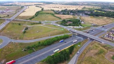 Günbatımında İngiltere 'nin Luton şehrinin 11A kavşağındaki İngiliz Otoyolları ve Trafik Hava Görüntüleri. Kamera 25 Temmuz 2022 'de Drone' un kamerasıyla çekildi.