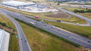 Günbatımında İngiltere 'nin Luton şehrinin 11A kavşağındaki İngiliz Otoyolları ve Trafik Hava Görüntüleri. Kamera 25 Temmuz 2022 'de Drone' un kamerasıyla çekildi.