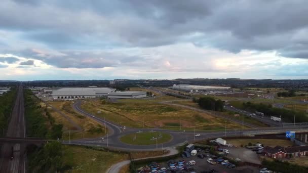 日没時にイングランドのルトン市のM1のジャンクション11Aでの英国の高速道路と交通の航空写真 映画は2022年7月25日にドローンのカメラで撮影されました — ストック動画